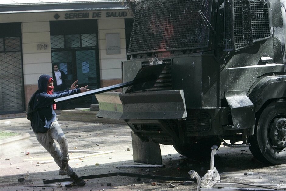 Επεισόδια στην Χιλή #25. Μικροεπεισόδια και έξι συλλήψεις αμαύρωσαν τη μεγάλη διαδήλωση που οργανώθηκε την Τρίτη στο Σαντιάγο από σπουδαστές και εκπαιδευτικούς που ζητούν τη μεταρρύθμιση του εκπαιδευτικού συστήματος της Χιλής. Στη διαδήλωση αυτή, την ένατη των τελευταίων τριών μηνών, εκτιμάται ότι συμμετείχαν τουλάχιστον 100.000 άνθρωποι. Νωρίς το πρωί οι διαδηλωτές έστησαν οδοφράγματα σε κεντρικές οδικές αρτηρίες βάζοντας φωτιά σε λάστιχα, με αποτέλεσμα να προκληθεί κυκλοφοριακό έμφραγμα στην πόλη. Οι άνδρες των δυνάμεων ασφαλείας κάνοντας χρήση δακρυγόνων και νερού υπό πίεση διέλυσαν τους συγκεντρωμένους και συνέλαβαν έξι ανήλικους.