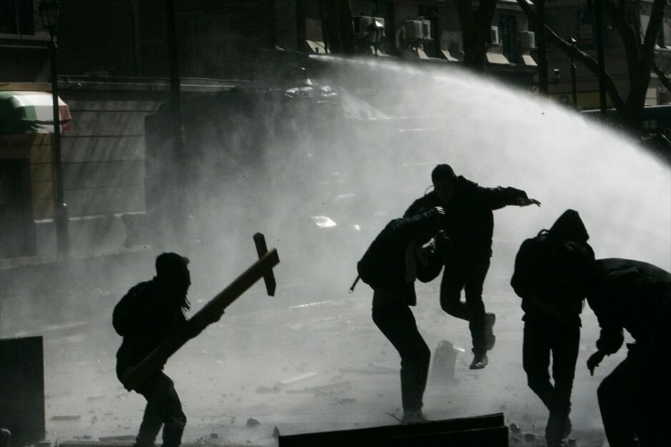 Επεισόδια στην Χιλή #26. Μικροεπεισόδια και έξι συλλήψεις αμαύρωσαν τη μεγάλη διαδήλωση που οργανώθηκε την Τρίτη στο Σαντιάγο από σπουδαστές και εκπαιδευτικούς που ζητούν τη μεταρρύθμιση του εκπαιδευτικού συστήματος της Χιλής. Στη διαδήλωση αυτή, την ένατη των τελευταίων τριών μηνών, εκτιμάται ότι συμμετείχαν τουλάχιστον 100.000 άνθρωποι. Νωρίς το πρωί οι διαδηλωτές έστησαν οδοφράγματα σε κεντρικές οδικές αρτηρίες βάζοντας φωτιά σε λάστιχα, με αποτέλεσμα να προκληθεί κυκλοφοριακό έμφραγμα στην πόλη. Οι άνδρες των δυνάμεων ασφαλείας κάνοντας χρήση δακρυγόνων και νερού υπό πίεση διέλυσαν τους συγκεντρωμένους και συνέλαβαν έξι ανήλικους.