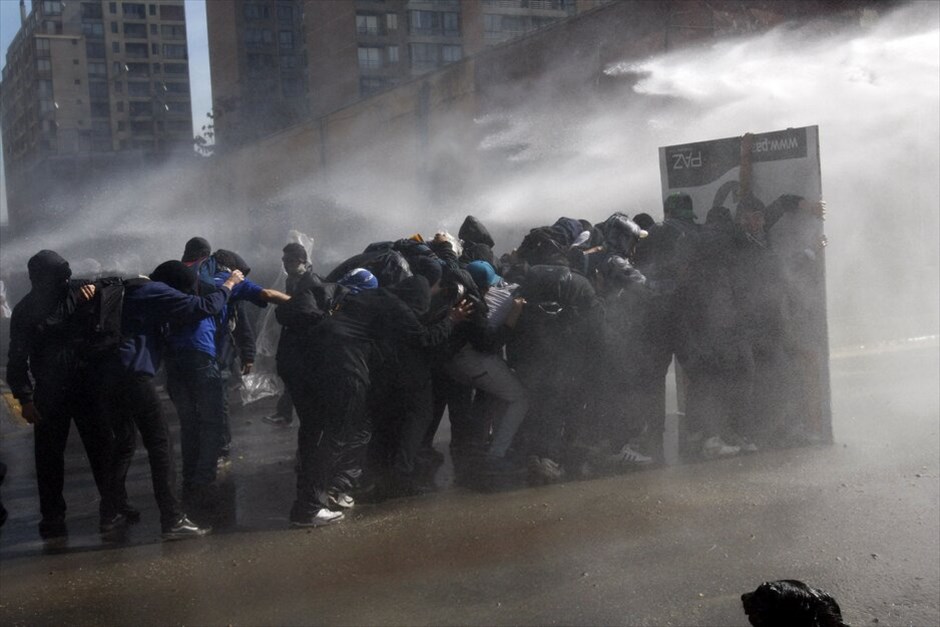 Επεισόδια στην Χιλή #28. Μικροεπεισόδια και έξι συλλήψεις αμαύρωσαν τη μεγάλη διαδήλωση που οργανώθηκε την Τρίτη στο Σαντιάγο από σπουδαστές και εκπαιδευτικούς που ζητούν τη μεταρρύθμιση του εκπαιδευτικού συστήματος της Χιλής. Στη διαδήλωση αυτή, την ένατη των τελευταίων τριών μηνών, εκτιμάται ότι συμμετείχαν τουλάχιστον 100.000 άνθρωποι. Νωρίς το πρωί οι διαδηλωτές έστησαν οδοφράγματα σε κεντρικές οδικές αρτηρίες βάζοντας φωτιά σε λάστιχα, με αποτέλεσμα να προκληθεί κυκλοφοριακό έμφραγμα στην πόλη. Οι άνδρες των δυνάμεων ασφαλείας κάνοντας χρήση δακρυγόνων και νερού υπό πίεση διέλυσαν τους συγκεντρωμένους και συνέλαβαν έξι ανήλικους.