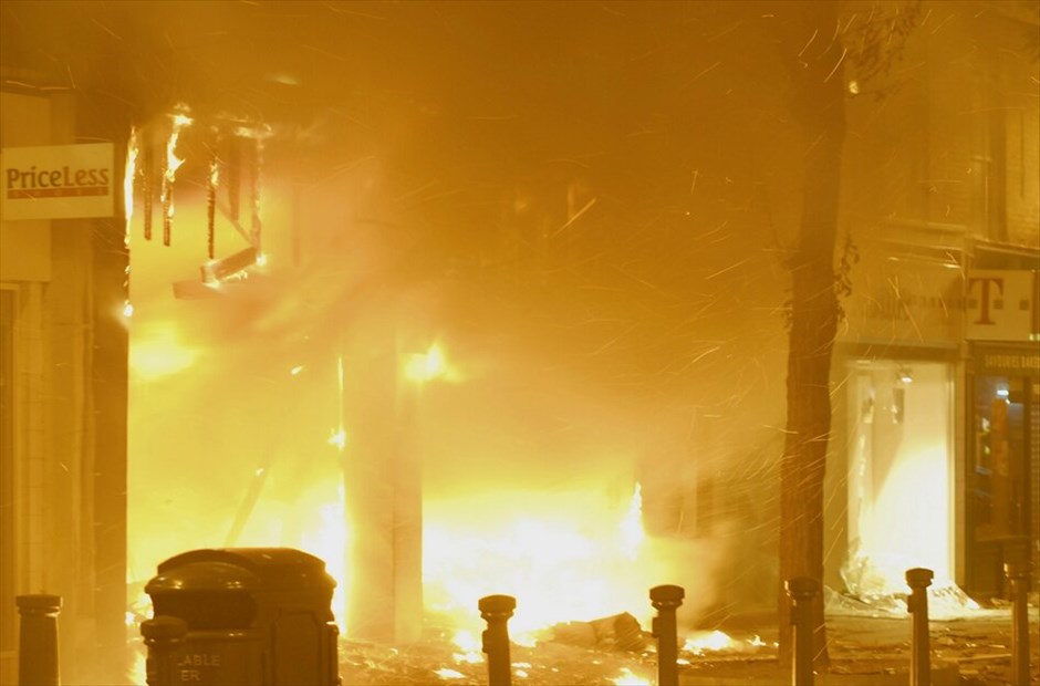 Ταραχές στο Λονδίνο #8. Εξαπλώνονται και σε άλλες πόλεις οι ταραχές που συνεχίζονται με αμείωτη ένταση για τρίτη συνεχή νύχτα στο Λονδίνο. Εστίες βίας ξεπηδούν σε όλο και περισσότερες γειτονιές της Βρετανικής πρωτεύουσας με αυτοκίνητα, μεγάλα καταστήματα, αποθήκες ηλεκτρονικών ειδών και σούπερ μάρκετ να έχουν τυλιχθεί στις φλόγες.