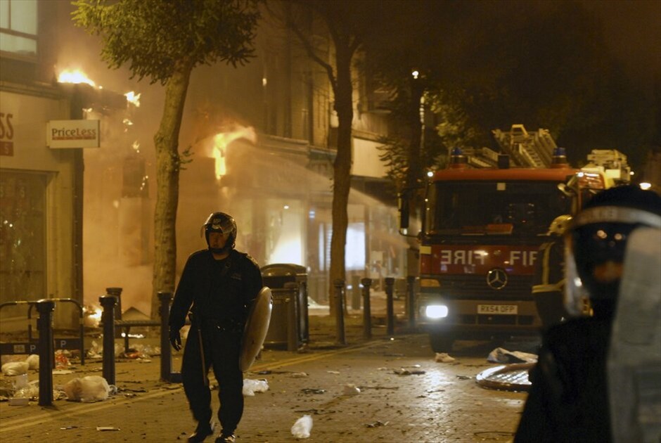 Ταραχές στο Λονδίνο #9. Εξαπλώνονται και σε άλλες πόλεις οι ταραχές που συνεχίζονται με αμείωτη ένταση για τρίτη συνεχή νύχτα στο Λονδίνο. Εστίες βίας ξεπηδούν σε όλο και περισσότερες γειτονιές της Βρετανικής πρωτεύουσας με αυτοκίνητα, μεγάλα καταστήματα, αποθήκες ηλεκτρονικών ειδών και σούπερ μάρκετ να έχουν τυλιχθεί στις φλόγες.