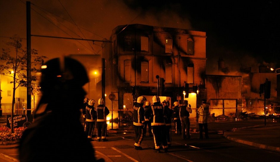 Ταραχές στο Λονδίνο #11. Εξαπλώνονται και σε άλλες πόλεις οι ταραχές που συνεχίζονται με αμείωτη ένταση για τρίτη συνεχή νύχτα στο Λονδίνο. Εστίες βίας ξεπηδούν σε όλο και περισσότερες γειτονιές της Βρετανικής πρωτεύουσας με αυτοκίνητα, μεγάλα καταστήματα, αποθήκες ηλεκτρονικών ειδών και σούπερ μάρκετ να έχουν τυλιχθεί στις φλόγες.
