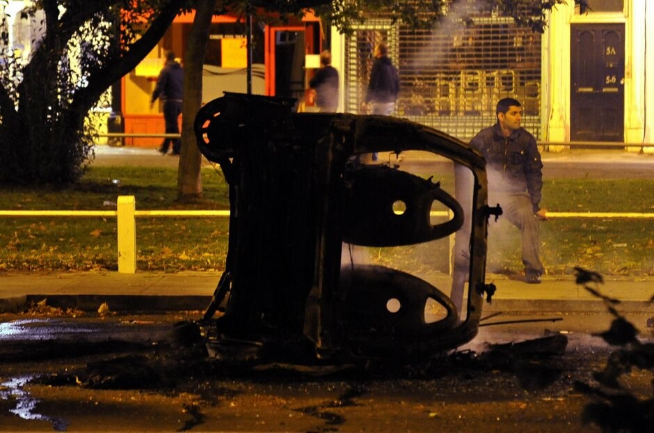 Ταραχές στο Λονδίνο #12. Εξαπλώνονται και σε άλλες πόλεις οι ταραχές που συνεχίζονται με αμείωτη ένταση για τρίτη συνεχή νύχτα στο Λονδίνο. Εστίες βίας ξεπηδούν σε όλο και περισσότερες γειτονιές της Βρετανικής πρωτεύουσας με αυτοκίνητα, μεγάλα καταστήματα, αποθήκες ηλεκτρονικών ειδών και σούπερ μάρκετ να έχουν τυλιχθεί στις φλόγες.