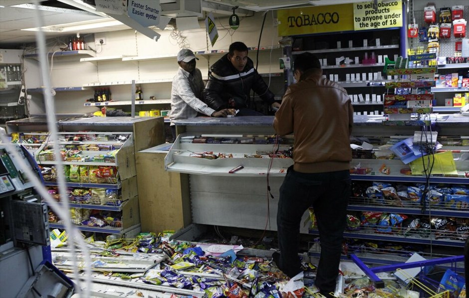 Ταραχές στο Λονδίνο #14. Εξαπλώνονται και σε άλλες πόλεις οι ταραχές που συνεχίζονται με αμείωτη ένταση για τρίτη συνεχή νύχτα στο Λονδίνο. Εστίες βίας ξεπηδούν σε όλο και περισσότερες γειτονιές της Βρετανικής πρωτεύουσας με αυτοκίνητα, μεγάλα καταστήματα, αποθήκες ηλεκτρονικών ειδών και σούπερ μάρκετ να έχουν τυλιχθεί στις φλόγες.