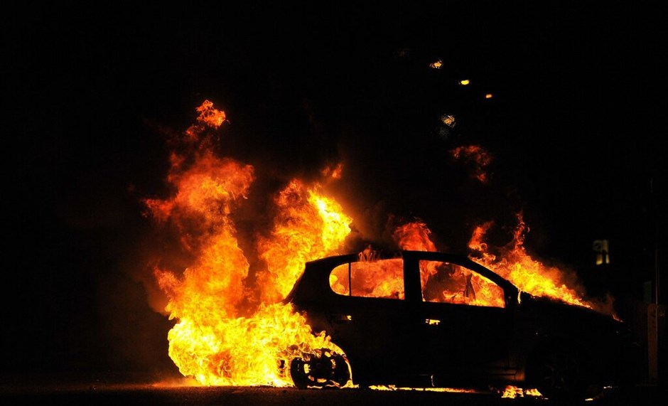 Ταραχές στο Λονδίνο #15. Εξαπλώνονται και σε άλλες πόλεις οι ταραχές που συνεχίζονται με αμείωτη ένταση για τρίτη συνεχή νύχτα στο Λονδίνο. Εστίες βίας ξεπηδούν σε όλο και περισσότερες γειτονιές της Βρετανικής πρωτεύουσας με αυτοκίνητα, μεγάλα καταστήματα, αποθήκες ηλεκτρονικών ειδών και σούπερ μάρκετ να έχουν τυλιχθεί στις φλόγες.