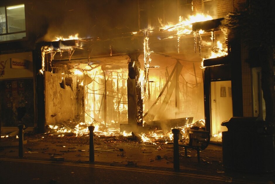 Ταραχές στο Λονδίνο #16. Εξαπλώνονται και σε άλλες πόλεις οι ταραχές που συνεχίζονται με αμείωτη ένταση για τρίτη συνεχή νύχτα στο Λονδίνο. Εστίες βίας ξεπηδούν σε όλο και περισσότερες γειτονιές της Βρετανικής πρωτεύουσας με αυτοκίνητα, μεγάλα καταστήματα, αποθήκες ηλεκτρονικών ειδών και σούπερ μάρκετ να έχουν τυλιχθεί στις φλόγες.