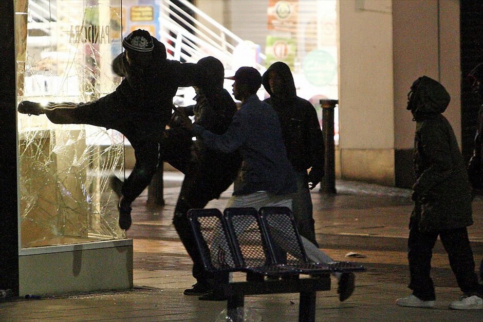 Ταραχές στο Λονδίνο #17. Εξαπλώνονται και σε άλλες πόλεις οι ταραχές που συνεχίζονται με αμείωτη ένταση για τρίτη συνεχή νύχτα στο Λονδίνο. Εστίες βίας ξεπηδούν σε όλο και περισσότερες γειτονιές της Βρετανικής πρωτεύουσας με αυτοκίνητα, μεγάλα καταστήματα, αποθήκες ηλεκτρονικών ειδών και σούπερ μάρκετ να έχουν τυλιχθεί στις φλόγες.