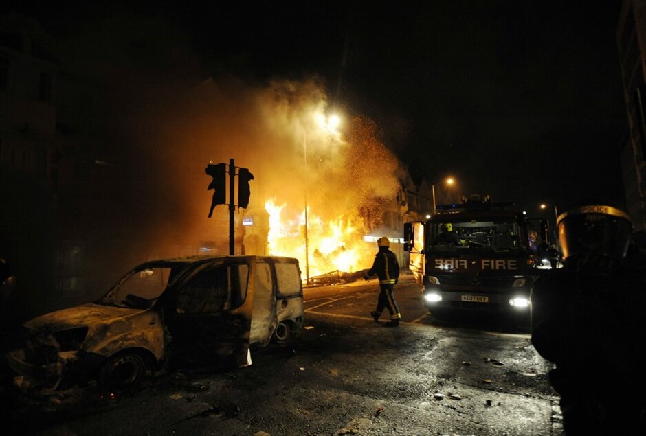 Ταραχές στο Λονδίνο #22. Εξαπλώνονται και σε άλλες πόλεις οι ταραχές που συνεχίζονται με αμείωτη ένταση για τρίτη συνεχή νύχτα στο Λονδίνο. Εστίες βίας ξεπηδούν σε όλο και περισσότερες γειτονιές της Βρετανικής πρωτεύουσας με αυτοκίνητα, μεγάλα καταστήματα, αποθήκες ηλεκτρονικών ειδών και σούπερ μάρκετ να έχουν τυλιχθεί στις φλόγες.