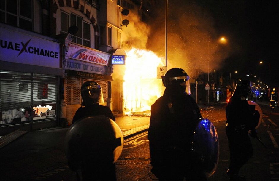 Ταραχές στο Λονδίνο #23. Εξαπλώνονται και σε άλλες πόλεις οι ταραχές που συνεχίζονται με αμείωτη ένταση για τρίτη συνεχή νύχτα στο Λονδίνο. Εστίες βίας ξεπηδούν σε όλο και περισσότερες γειτονιές της Βρετανικής πρωτεύουσας με αυτοκίνητα, μεγάλα καταστήματα, αποθήκες ηλεκτρονικών ειδών και σούπερ μάρκετ να έχουν τυλιχθεί στις φλόγες.