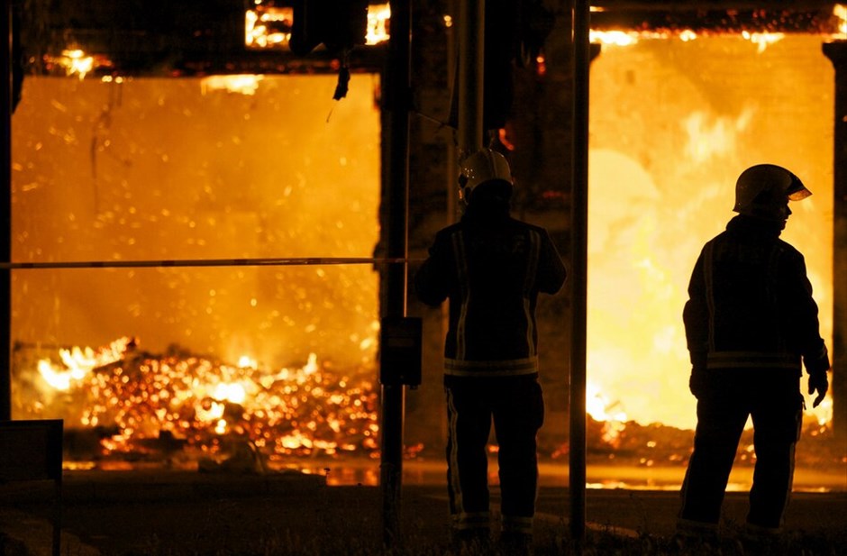 Ταραχές στο Λονδίνο #25. Εξαπλώνονται και σε άλλες πόλεις οι ταραχές που συνεχίζονται με αμείωτη ένταση για τρίτη συνεχή νύχτα στο Λονδίνο. Εστίες βίας ξεπηδούν σε όλο και περισσότερες γειτονιές της Βρετανικής πρωτεύουσας με αυτοκίνητα, μεγάλα καταστήματα, αποθήκες ηλεκτρονικών ειδών και σούπερ μάρκετ να έχουν τυλιχθεί στις φλόγες.