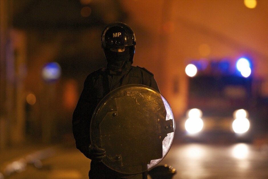 Ταραχές στο Λονδίνο #26. Εξαπλώνονται και σε άλλες πόλεις οι ταραχές που συνεχίζονται με αμείωτη ένταση για τρίτη συνεχή νύχτα στο Λονδίνο. Εστίες βίας ξεπηδούν σε όλο και περισσότερες γειτονιές της Βρετανικής πρωτεύουσας με αυτοκίνητα, μεγάλα καταστήματα, αποθήκες ηλεκτρονικών ειδών και σούπερ μάρκετ να έχουν τυλιχθεί στις φλόγες.