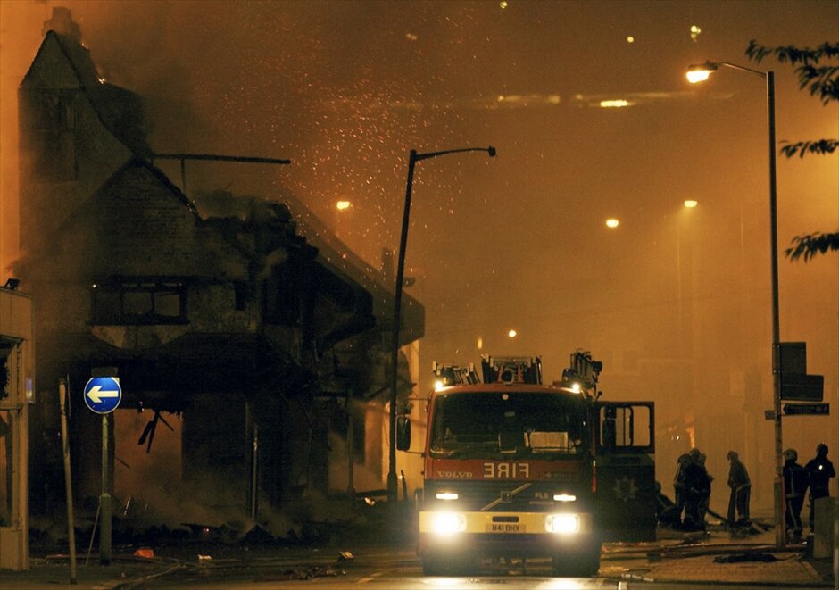 Ταραχές στο Λονδίνο #27. Εξαπλώνονται και σε άλλες πόλεις οι ταραχές που συνεχίζονται με αμείωτη ένταση για τρίτη συνεχή νύχτα στο Λονδίνο. Εστίες βίας ξεπηδούν σε όλο και περισσότερες γειτονιές της Βρετανικής πρωτεύουσας με αυτοκίνητα, μεγάλα καταστήματα, αποθήκες ηλεκτρονικών ειδών και σούπερ μάρκετ να έχουν τυλιχθεί στις φλόγες.