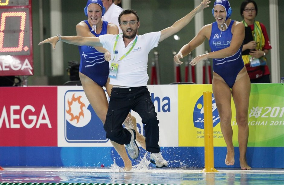 Πόλο: Παγκόσμια πρωταθλήτρια η Εθνική ομάδα Γυναικών #7. Τη μεγαλύτερή της επιτυχία στον ομαδικό αθλητισμό πανηγυρίζει η Ελλάδα από το μεσημέρι της Παρασκευής. Η Εθνική γυναικών στην υδατοσφαίριση επικράτησε στον τελικό του Παγκοσμίου Πρωταθλήματος Υγρού Στίβου, που διεξάγεται στη Σαγκάη, της διοργανώτριας Κίνας με 9-8, ανεβαίνοντας έτσι στο πιο ψηλό σκαλί του βάθρου.