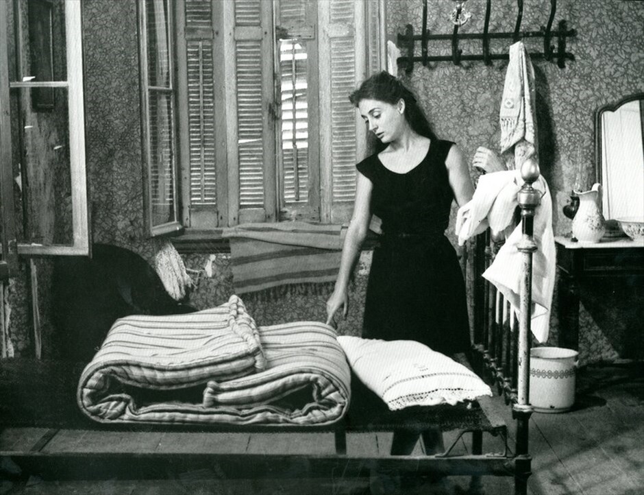 Μιχάλης Κακογιάννης: Η φιλμογραφία του #9. «Το κορίτσι με τα Μαύρα» ήταν η τρίτη κινηματογραφική ταινία του Μιχάλη Κακογιάννη. Παρουσιάστηκε στο Φεστιβάλ των Καννών το 1956 και έχει κερδίσει το Βραβείο Χρυσής Σφαίρας Καλύτερης Ξένης Ταινίας από την Επιτροπή Ανταποκριτών Ξένου Τύπου στο Χόλυγουντ και την Αργυρή Άρκτο στο Φεστιβάλ Κινηματογράφου της Μόσχας το 1958. Στην ταινία ο Κακογιάννης μελετά και αποδίδει τη δομή και τα στερεότυπα της ελληνικής κοινωνίας την εποχή εκείνη, δίνοντας έμφαση στην επαρχία όπου το θέμα της οικογενειακής τιμής είχε ιδιαίτερη βαρύτητα. ΙΔΡΥΜΑ ΜΙΧΑΛΗΣ ΚΑΚΟΓΙΑΝΝΗΣ