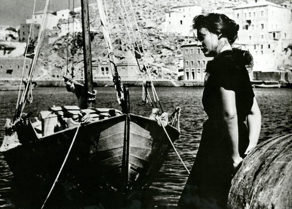 Μιχάλης Κακογιάννης: Η φιλμογραφία του #11. Η ταινία γυρίστηκε με μία κάμερα το καλοκαίρι του 1955 στην Υδρα, μπροστά στα παλαιά σπίτια με τον Κακογιάννη να απαρνιέται τα στούντιο. Τα 87.552 εισιτήρια που έκοψε στην Ελλάδα και οι διθυραμβικές κριτικές που αποκόμισε στο εξωτερικό, οδήγησαν το σημαντικότερο, τότε, κινηματογραφικό παραγωγό, Φιλοποίμενα Φίνο, να χρηματοδοτήσει την επόμενη ταινία του Κακογιάννη, «Το τελευταίο ψέμα». ΙΔΡΥΜΑ ΜΙΧΑΛΗΣ ΚΑΚΟΓΙΑΝΝΗΣ