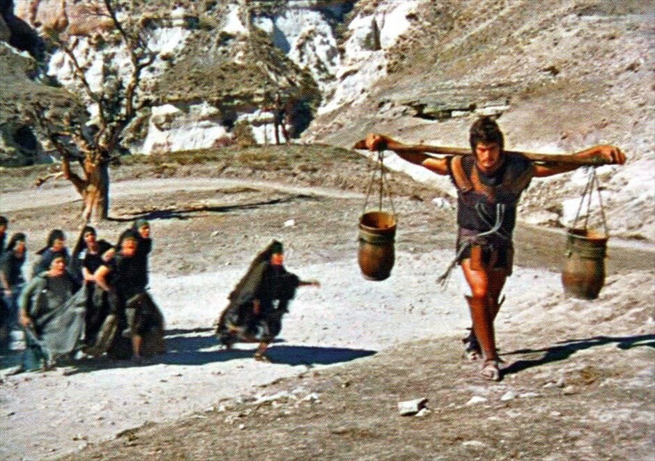 Μιχάλης Κακογιάννης: Η φιλμογραφία του #34. Πέραν των ερμηνειών, ο Κακογιάννης, όπως στην Ηλέκτρα, έτσι κι εδώ εντυπωσιάζει με την απόδοση του κειμένου.  Οντας εξόριστος στην Γαλλία και λόγω της πολιτικής κατάστασης στην Ελλάδα, ο διάσημος σκηνοθέτης γύρισε την ταινία στην Ισπανία.