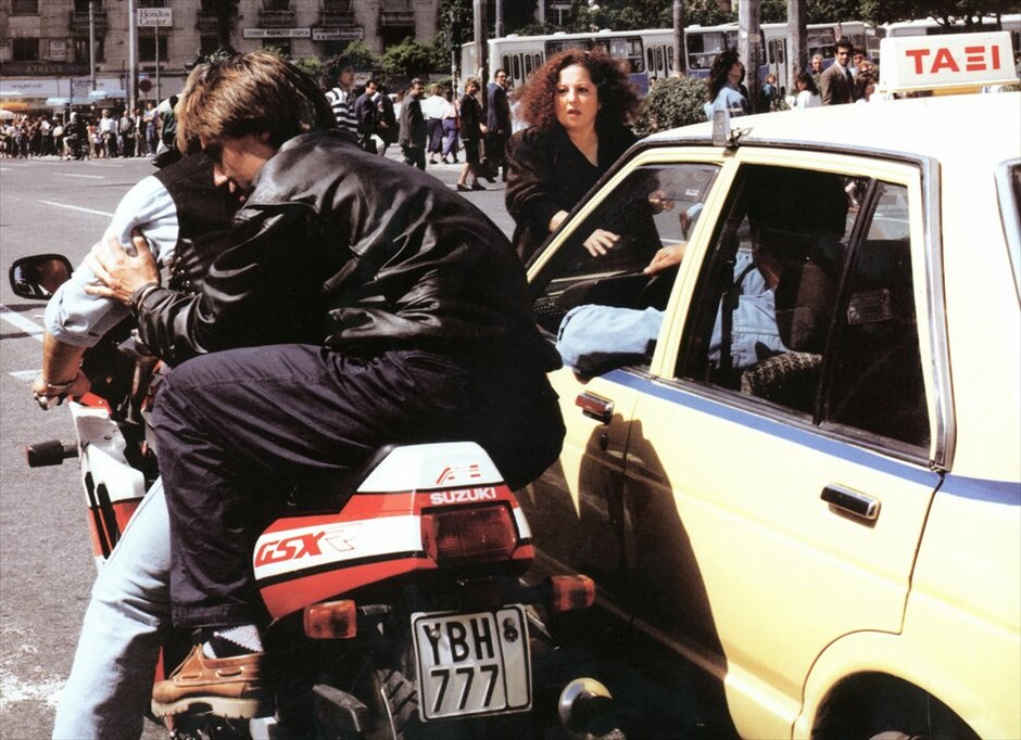 Μιχάλης Κακογιάννης: Η φιλμογραφία του #47. Πρόκειται για μία κωμωδία-παρωδία της ζωής στη σύγχρονη πλέον Αθήνα.