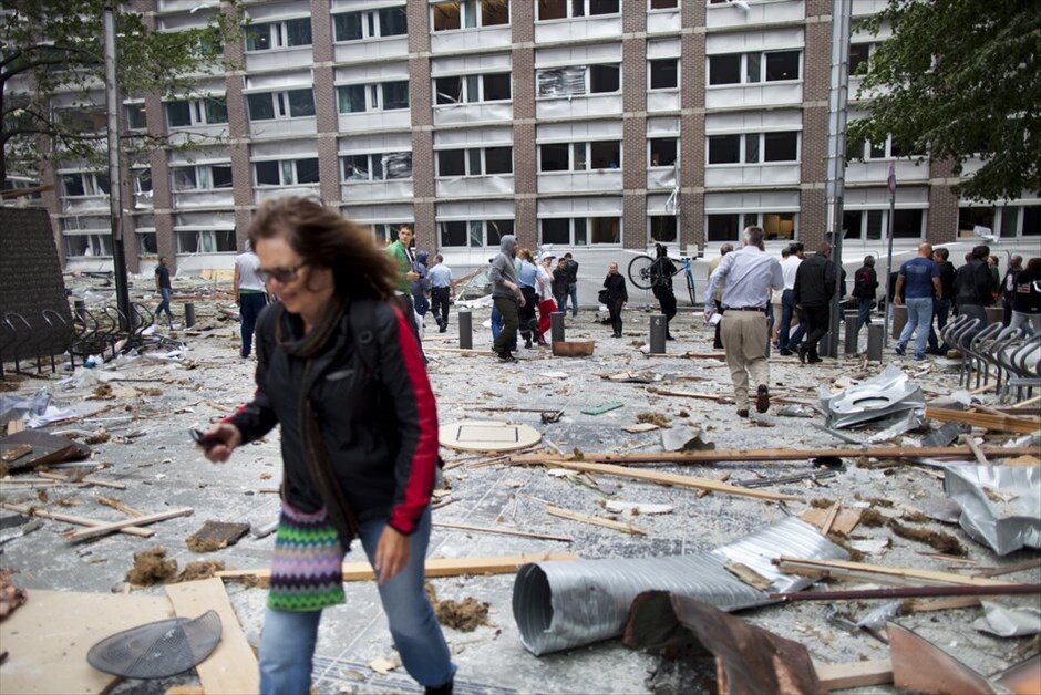 Ισχυρή έκρηξη στο Οσλο #3. Δύο άνθρωποι έχασαν τη ζωή τους και αρκετοί τραυματίστηκαν από ισχυρή έκρηξη βόμβας που σημειώθηκε κοντά σε κυβερνητικά κτήρια στο κέντρο του Όσλο, σύμφωνα με νορβηγικά ΜΜΕ. Η έκρηξη προκάλεσε ζημιές στο γραφείο του πρωθυπουργού Γιενς Στόλτενμπεργκ, ωστόσο ο ίδιος είναι σώος.