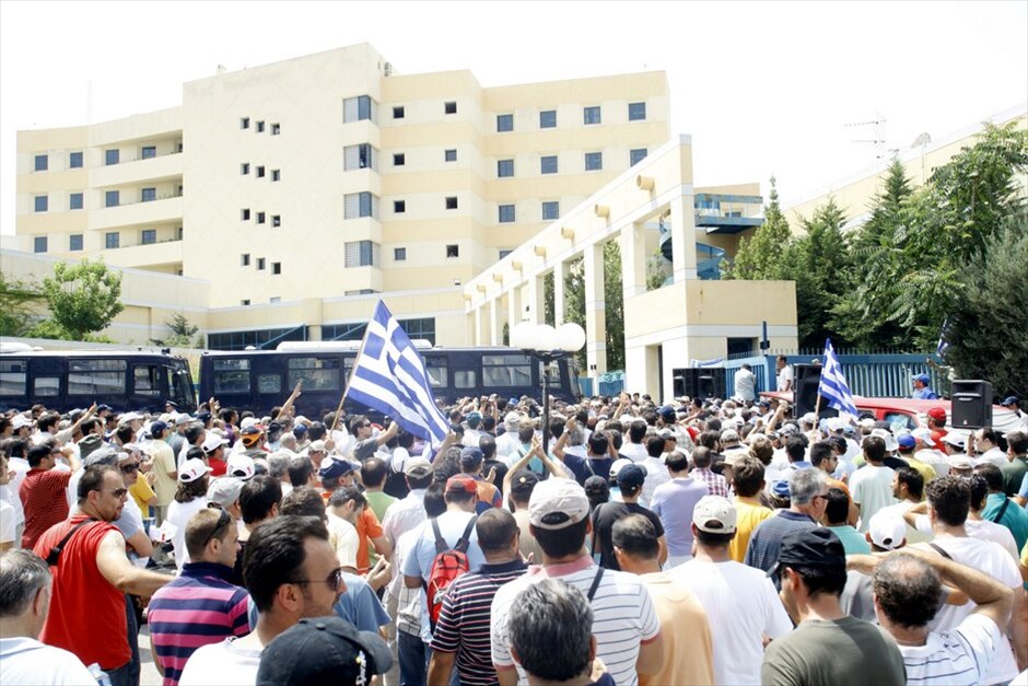 Επεισόδια έξω από το υπουργείο Υποδομών #1. Ενταση επικράτησε έξω από το υπουρείο Υποδομών, μετά τη γνωστοποίηση του αδιεξόδου των συνομιλιών μεταξύ των οδηγών - ιδιοκτητών ταξί και του υπουργού κ. Γ. Ραγκούση.