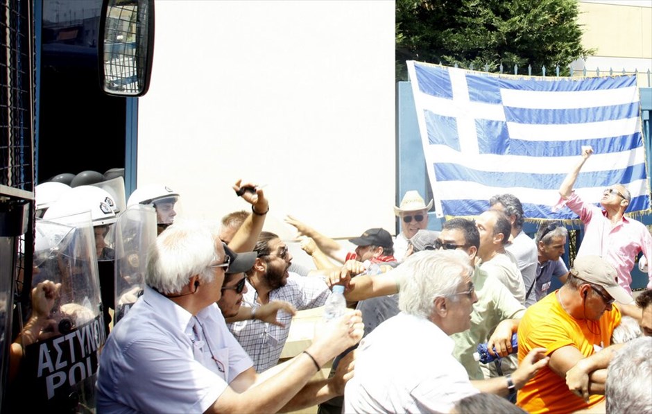 Επεισόδια έξω από το υπουργείο Υποδομών #3. Ενταση επικράτησε έξω από το υπουρείο Υποδομών, μετά τη γνωστοποίηση του αδιεξόδου των συνομιλιών μεταξύ των οδηγών - ιδιοκτητών ταξί και του υπουργού κ. Γ. Ραγκούση.
