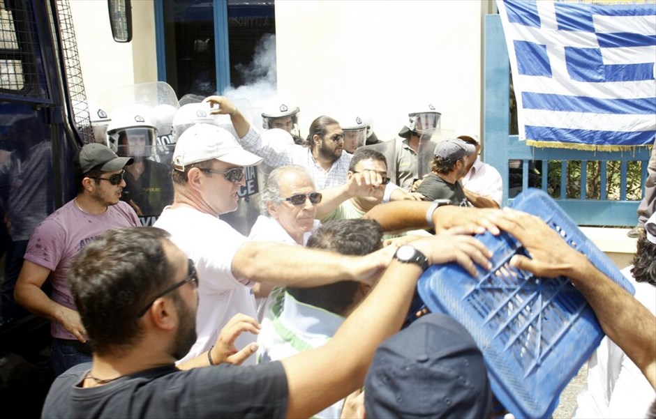 Επεισόδια έξω από το υπουργείο Υποδομών #5. Ενταση επικράτησε έξω από το υπουρείο Υποδομών, μετά τη γνωστοποίηση του αδιεξόδου των συνομιλιών μεταξύ των οδηγών - ιδιοκτητών ταξί και του υπουργού κ. Γ. Ραγκούση.