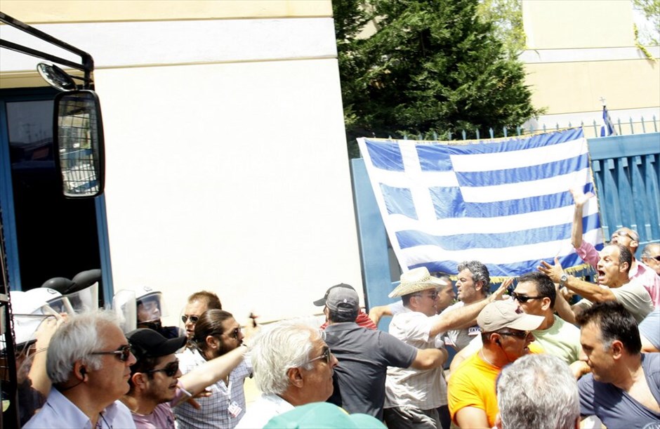 Επεισόδια έξω από το υπουργείο Υποδομών #8. Ενταση επικράτησε έξω από το υπουρείο Υποδομών, μετά τη γνωστοποίηση του αδιεξόδου των συνομιλιών μεταξύ των οδηγών - ιδιοκτητών ταξί και του υπουργού κ. Γ. Ραγκούση.