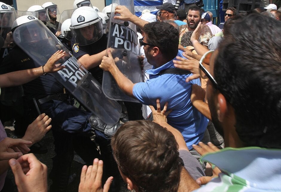 Επεισόδια έξω από το υπουργείο Υποδομών #10. Ενταση επικράτησε έξω από το υπουρείο Υποδομών, μετά τη γνωστοποίηση του αδιεξόδου των συνομιλιών μεταξύ των οδηγών - ιδιοκτητών ταξί και του υπουργού κ. Γ. Ραγκούση.