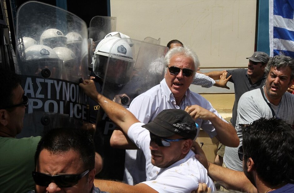 Επεισόδια έξω από το υπουργείο Υποδομών #11. Ενταση επικράτησε έξω από το υπουρείο Υποδομών, μετά τη γνωστοποίηση του αδιεξόδου των συνομιλιών μεταξύ των οδηγών - ιδιοκτητών ταξί και του υπουργού κ. Γ. Ραγκούση.