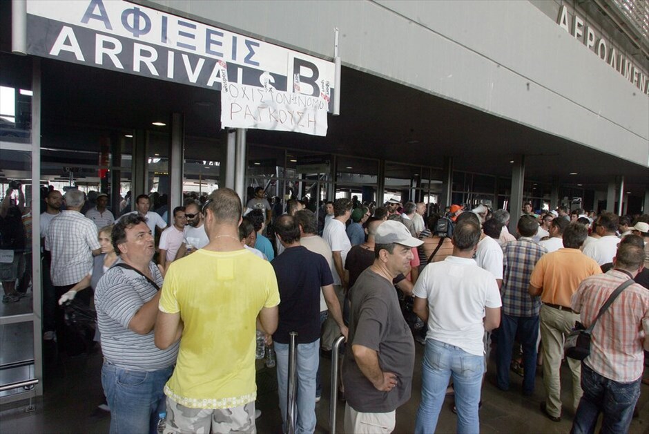 Συνεχίζουν δυναμικά οι ιδιοκτήτες ταξί #21. Απεργία οδηγών και ιδιοκτητών ταξί στη Θεσσαλονίκη. ΑΠΕ-ΜΠΕ/PIXEL/ΣΩΤHΡΗΣ ΜΠΑΡΜΠΑΡΟYΣΗΣ