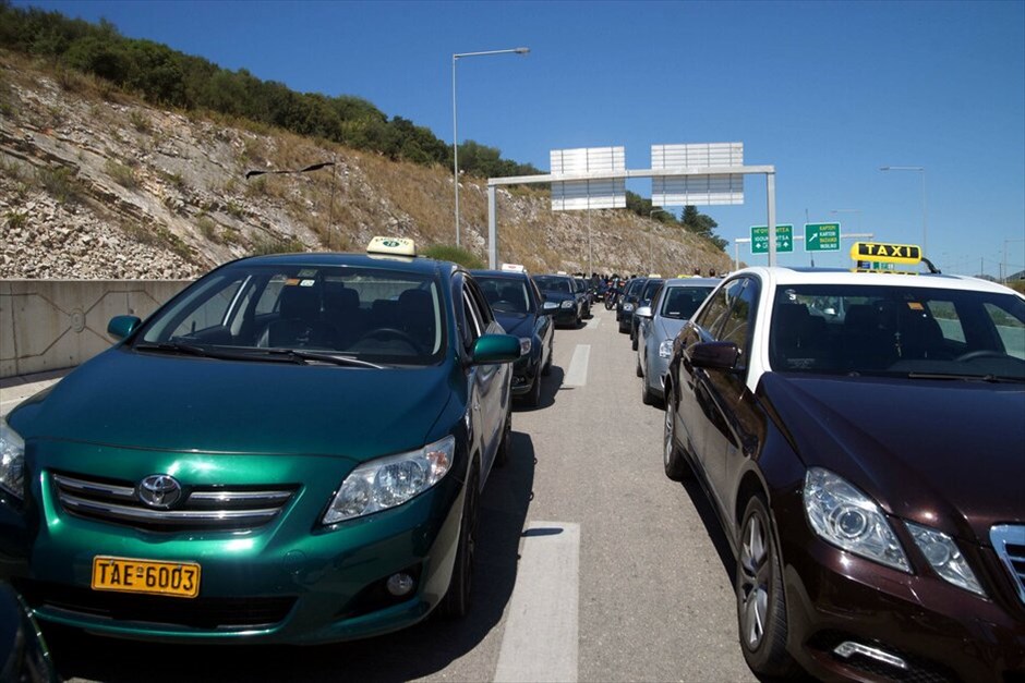 Συνεχίζουν δυναμικά οι ιδιοκτήτες ταξί #27. Ηγουμενίτσα - Aποκλεισμός της Εγνατίας οδού από οδηγούς ταξί των Ιωαννίνων και της Θεσπρωτίας.