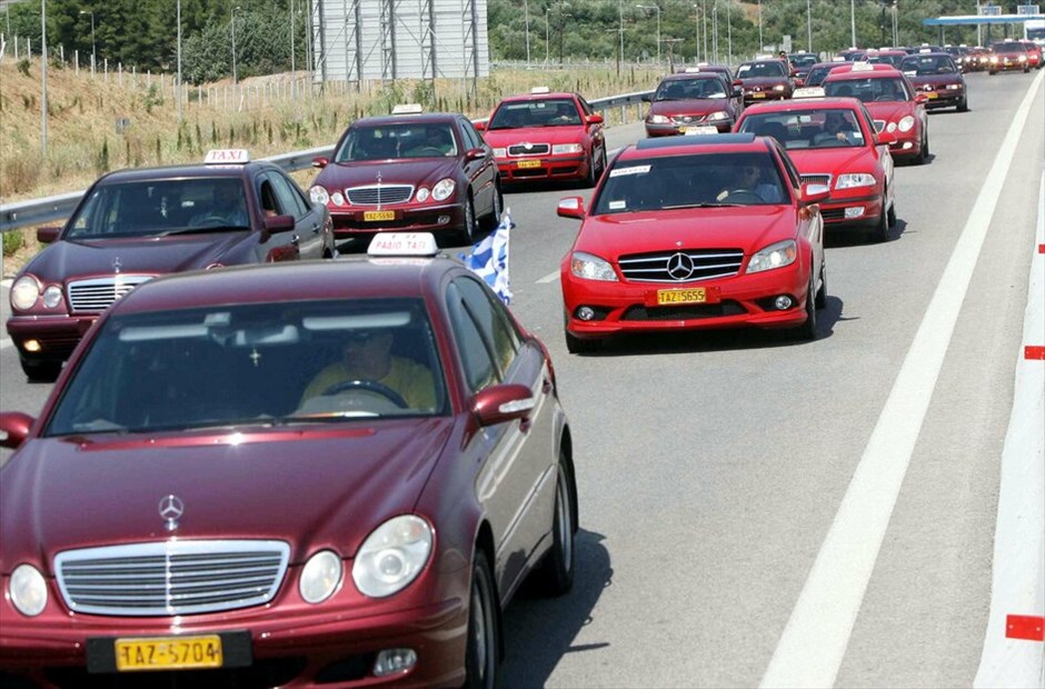 Συνεχίζουν δυναμικά οι ιδιοκτήτες ταξί #30. Λαμία – Συμβολική κατάληψη των διοδίων Αγίας Τριάδας Μώλου από οδηγούς ταξί.