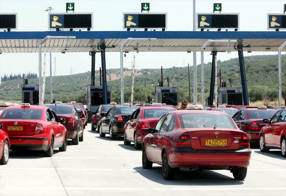 Συνεχίζουν δυναμικά οι ιδιοκτήτες ταξί #31. Λαμία – Συμβολική κατάληψη των διοδίων Αγίας Τριάδας Μώλου από οδηγούς ταξί.
