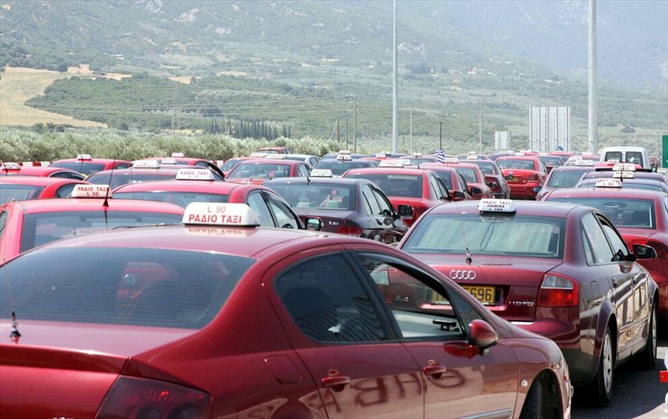 Συνεχίζουν δυναμικά οι ιδιοκτήτες ταξί #32. Λαμία – Συμβολική κατάληψη των διοδίων Αγίας Τριάδας Μώλου από οδηγούς ταξί.