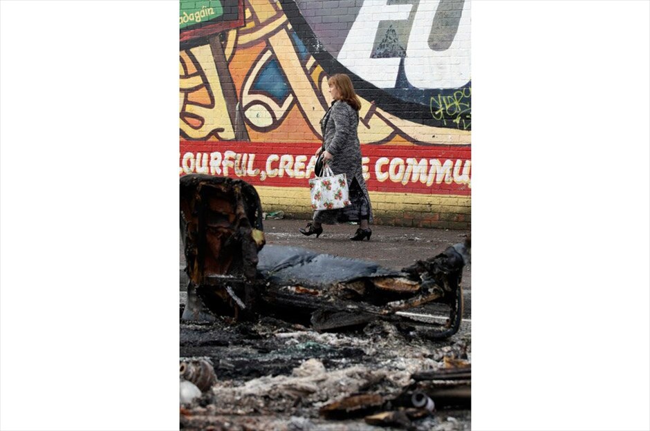 Επεισόδια στη Β. Ιρλανδία #4. REUTERS/CATHAL MCNAUGHTON