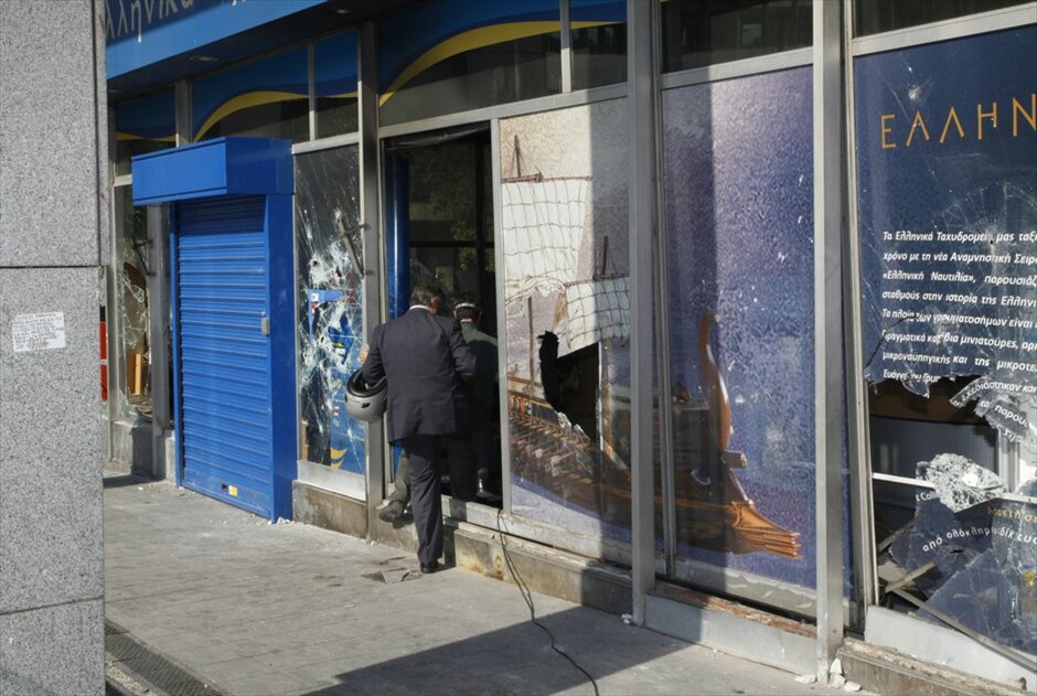 Αθήνα: Η επόμενη ημέρα... #1. Κομμάτια από μάρμαρο, πέτρες και αποπνικτική ατμόσφαιρα, συνθέτουν το πάζλ της πλατείας Συντάγματος, μετά τα χθεσινά επεισόδια. Από συνεργεία του δήμου Αθηναίων επιχειρείται ο καθαρισμός του χώρου.