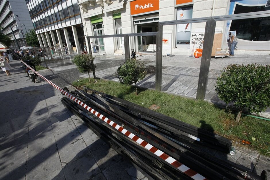 Αθήνα: Η επόμενη ημέρα... #6. Κομμάτια από μάρμαρο, πέτρες και αποπνικτική ατμόσφαιρα, συνθέτουν το πάζλ της πλατείας Συντάγματος, μετά τα χθεσινά επεισόδια. Από συνεργεία του δήμου Αθηναίων επιχειρείται ο καθαρισμός του χώρου.