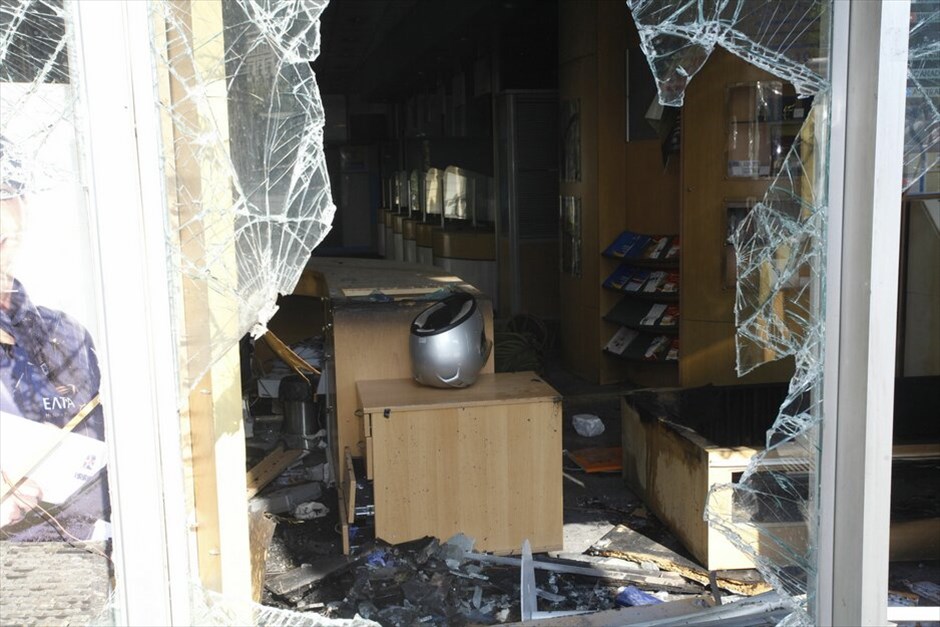 Αθήνα: Η επόμενη ημέρα... #10. Κομμάτια από μάρμαρο, πέτρες και αποπνικτική ατμόσφαιρα, συνθέτουν το πάζλ της πλατείας Συντάγματος, μετά τα χθεσινά επεισόδια. Από συνεργεία του δήμου Αθηναίων επιχειρείται ο καθαρισμός του χώρου.