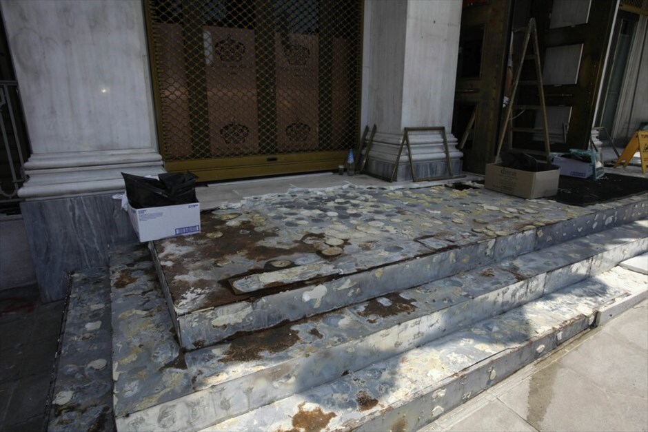 Αθήνα: Η επόμενη ημέρα... #11. Κομμάτια από μάρμαρο, πέτρες και αποπνικτική ατμόσφαιρα, συνθέτουν το πάζλ της πλατείας Συντάγματος, μετά τα χθεσινά επεισόδια. Από συνεργεία του δήμου Αθηναίων επιχειρείται ο καθαρισμός του χώρου.