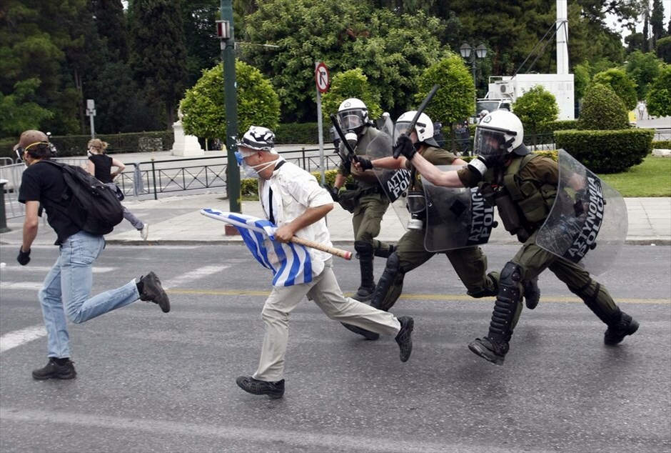 Επεισόδια στο κέντρο της Αθήνας #2. Επεισόδια και συμπλοκές μεταξύ αστυνομικών και ομάδων διαδηλωτών σημειώνονται αυτή την ώρα μπροστά από τη Βουλή.