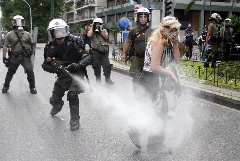 Επεισόδια στο κέντρο της Αθήνας #3. Επεισόδια και συμπλοκές μεταξύ αστυνομικών και ομάδων διαδηλωτών σημειώνονται αυτή την ώρα μπροστά από τη Βουλή.