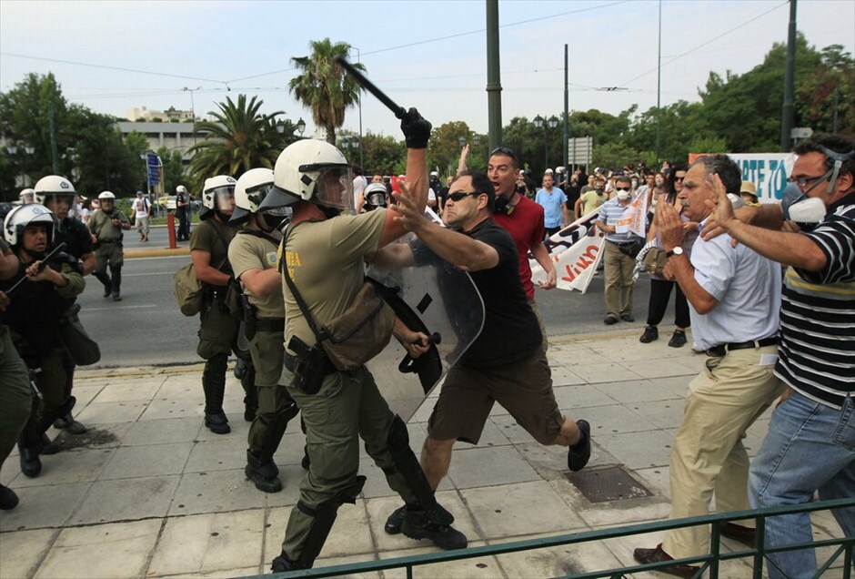 Επεισόδια στο κέντρο της Αθήνας #4. Επεισόδια και συμπλοκές μεταξύ αστυνομικών και ομάδων διαδηλωτών σημειώνονται αυτή την ώρα μπροστά από τη Βουλή.