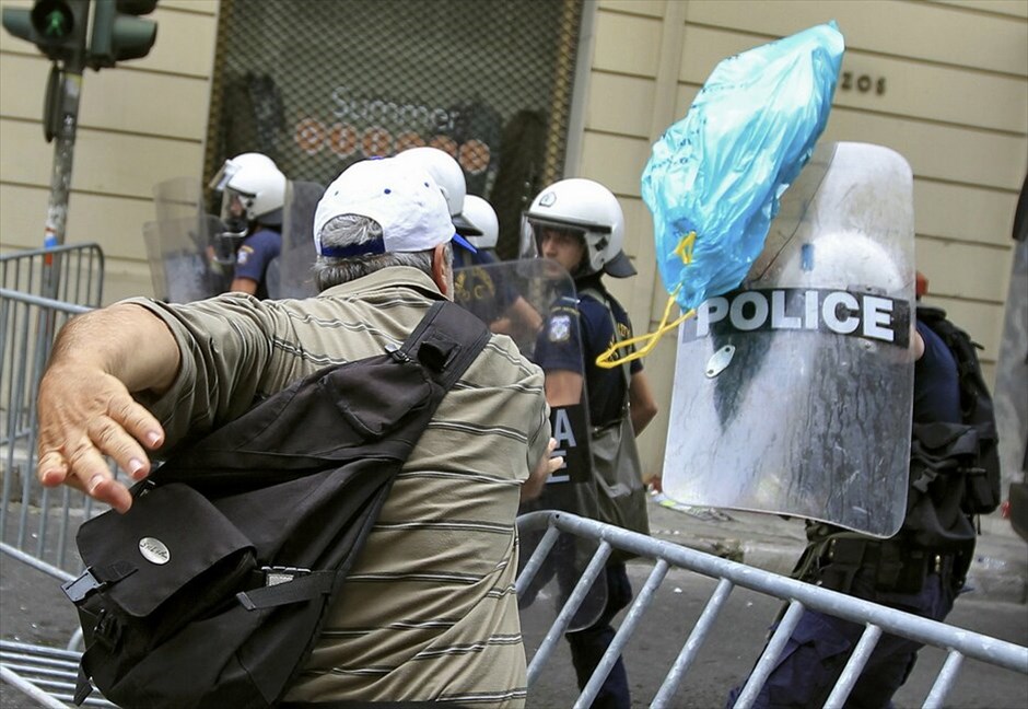Επεισόδια στο κέντρο της Αθήνας #5. Επεισόδια και συμπλοκές μεταξύ αστυνομικών και ομάδων διαδηλωτών σημειώνονται αυτή την ώρα μπροστά από τη Βουλή.