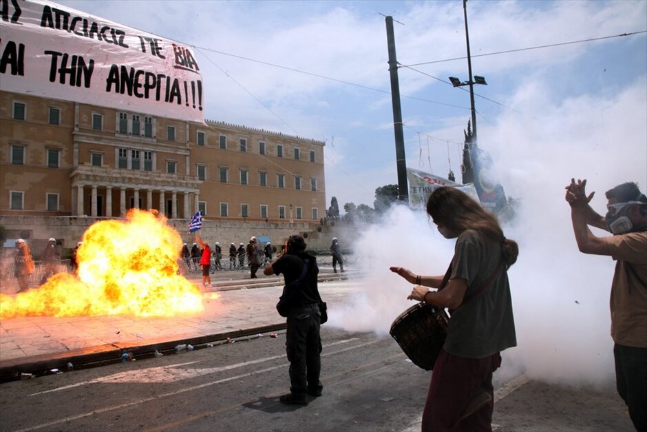 Επεισόδια στο κέντρο της Αθήνας #6. Επεισόδια και συμπλοκές μεταξύ αστυνομικών και ομάδων διαδηλωτών σημειώνονται αυτή την ώρα μπροστά από τη Βουλή.