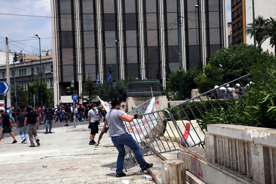 Επεισόδια στο κέντρο της Αθήνας #7. Επεισόδια και συμπλοκές μεταξύ αστυνομικών και ομάδων διαδηλωτών σημειώνονται αυτή την ώρα μπροστά από τη Βουλή.