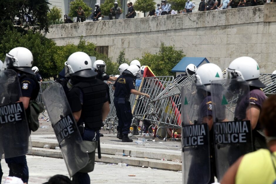 Επεισόδια στο κέντρο της Αθήνας #8. Επεισόδια και συμπλοκές μεταξύ αστυνομικών και ομάδων διαδηλωτών σημειώνονται αυτή την ώρα μπροστά από τη Βουλή.