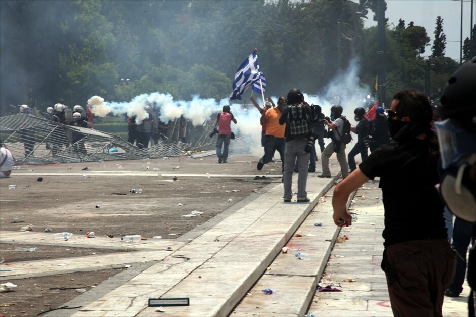 Επεισόδια στο κέντρο της Αθήνας #9. Επεισόδια και συμπλοκές μεταξύ αστυνομικών και ομάδων διαδηλωτών σημειώνονται αυτή την ώρα μπροστά από τη Βουλή.