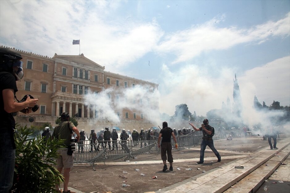 Επεισόδια στο κέντρο της Αθήνας #10. Επεισόδια και συμπλοκές μεταξύ αστυνομικών και ομάδων διαδηλωτών σημειώνονται αυτή την ώρα μπροστά από τη Βουλή.