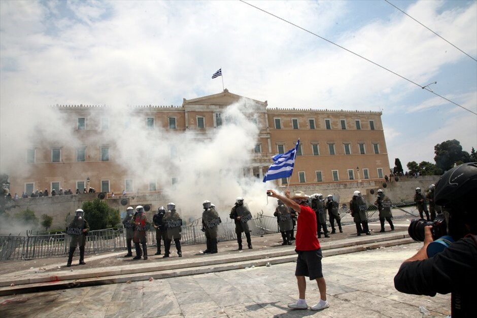 Επεισόδια στο κέντρο της Αθήνας #11. Επεισόδια και συμπλοκές μεταξύ αστυνομικών και ομάδων διαδηλωτών σημειώνονται αυτή την ώρα μπροστά από τη Βουλή.