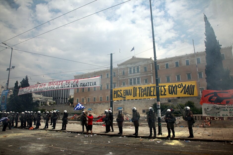 Επεισόδια στο κέντρο της Αθήνας #12. Επεισόδια και συμπλοκές μεταξύ αστυνομικών και ομάδων διαδηλωτών σημειώνονται αυτή την ώρα μπροστά από τη Βουλή.