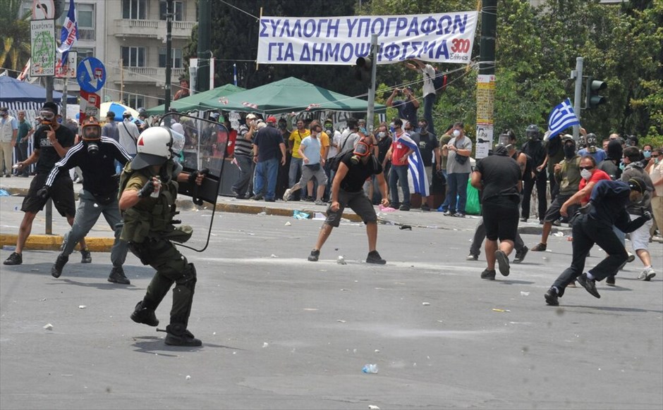 Επεισόδια στο κέντρο της Αθήνας #18. Επεισόδια και συμπλοκές μεταξύ αστυνομικών και ομάδων διαδηλωτών σημειώνονται αυτή την ώρα μπροστά από τη Βουλή.